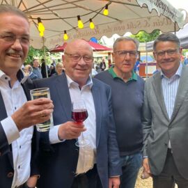 Nach der Kommunalkonferenz am Dienstag gute Gespräche im Weindorf mit Manfred  Wagner, Ministerpräsident Boris Rhein und Helmut Scharfenberg.