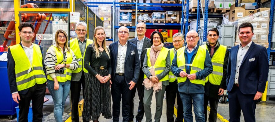 Beim Unternehmensbesuch konnte sich die Wirtschaftsdelegation des Kreises ein Bild von Weiss Chemie + Technik machen.