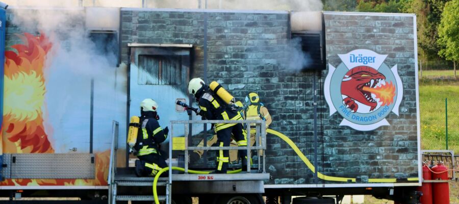 Feuerwehren simulieren Menschenrettung bei Wohnungsbrand