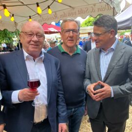 Nach der Kommunalkonferenz am Dienstag gute Gespräche im Weindorf mit Manfred  Wagner, Ministerpräsident Boris Rhein und Helmut Scharfenberg.