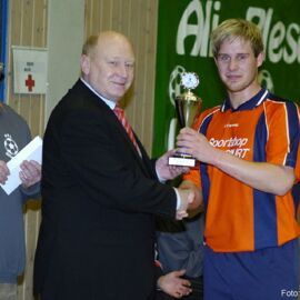 In der Nassau-Oranien-Halle Dillenburg. Juniorensieger: SSV Frohnhausen. Links im Bild: Kreisfußballwart Martin Seidel