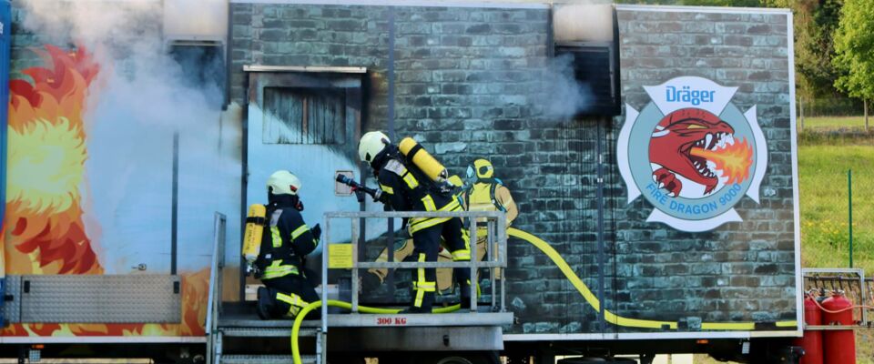 Feuerwehren simulieren Menschenrettung bei Wohnungsbrand